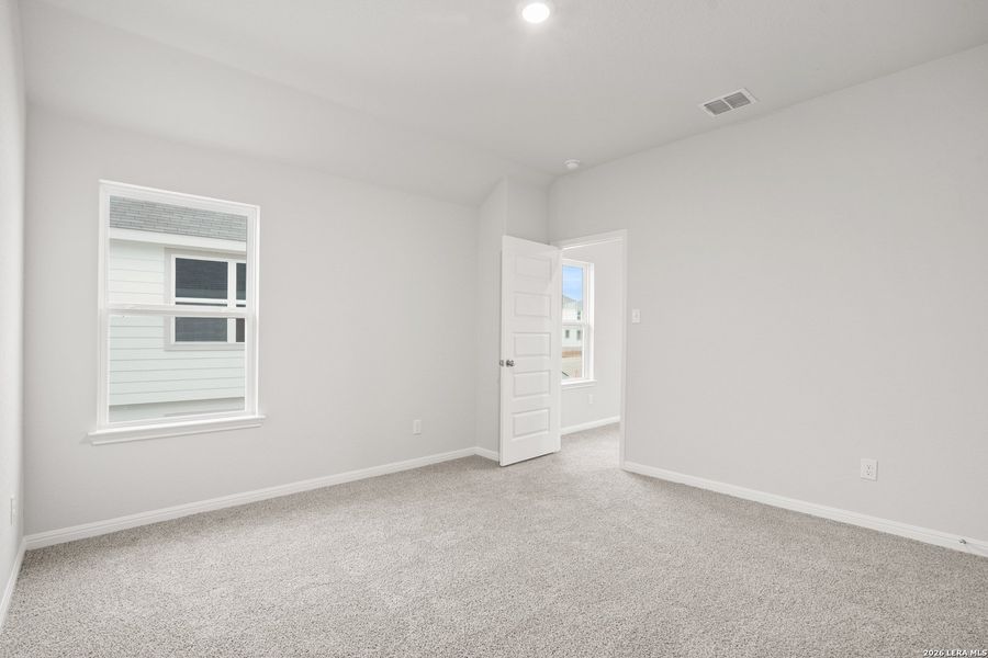 Spacious, unfurnished interior of a new home in Hunters Ranch, San Antonio (Image 22).