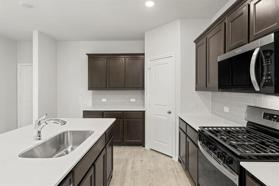 10. 2512 Russell - Kitchen (3)