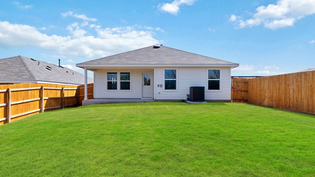 Exterior details and patio area of a home in Wayside, Uhland (Image 3).