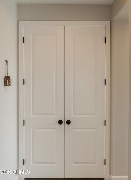 Virtually enclosed Den Virtually enclosed Den