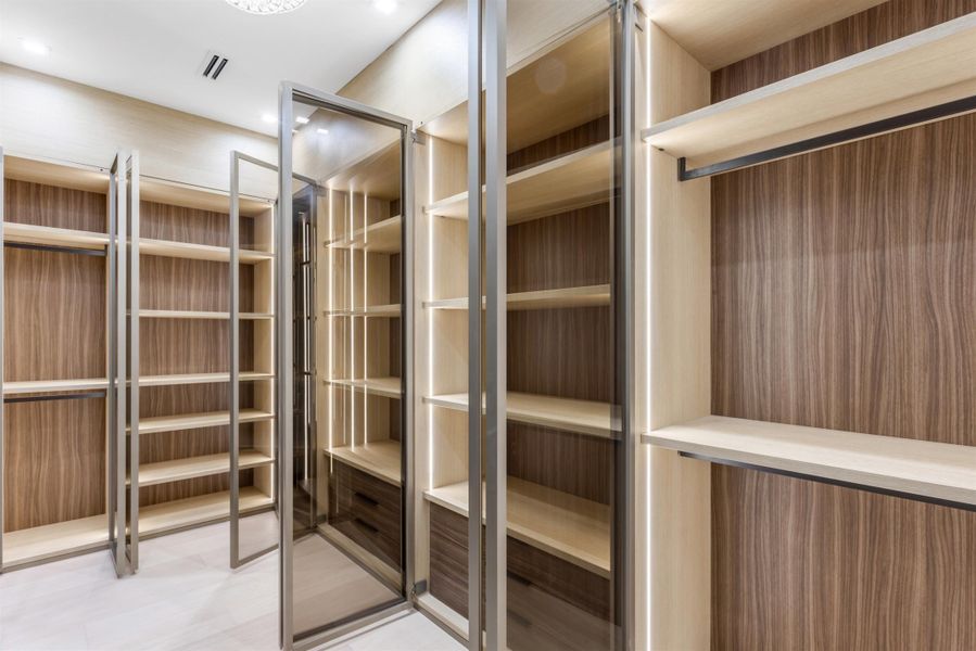 WALK_IN_CLOSET_ANGLE_EB WALK_IN_CLOSET_ANGLE_EB