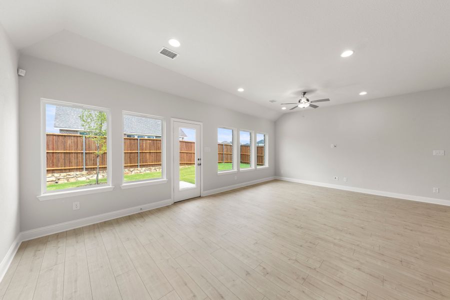 Spacious, unfurnished interior of a new home in Creekside, Royse City (Image 16).