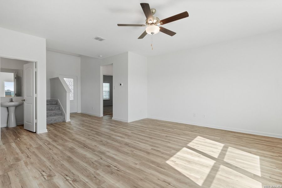 Spacious, unfurnished interior of a new home in Rosewood Estates, Lytle (Image 11).