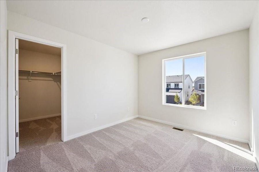 Spacious, unfurnished interior of a new home in Coyote Creek, Fort Lupton (Image 11).