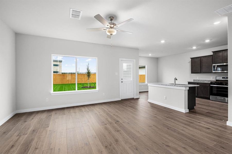 Spacious, unfurnished interior of a new home in Sherman Heights, Sherman (Image 6).
