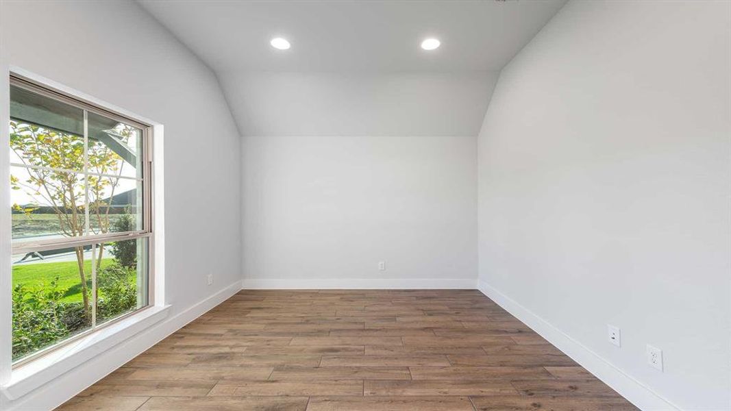 Spacious, unfurnished interior of a new home in Myrtle Creek 60', Waxahachie (Image 15). Spacious, unfurnished interior of a new home in Myrtle Creek 60', Waxahachie (Image 15).