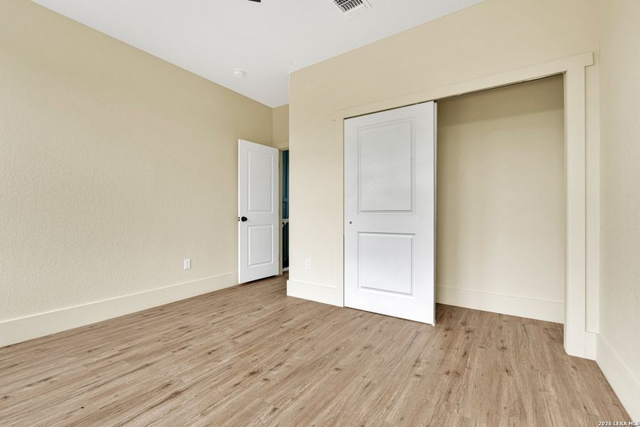 Spacious, unfurnished interior of a new home in , Bandera (Image 8).