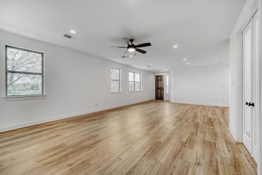 Spacious, unfurnished interior of a new home in , Buda (Image 18).