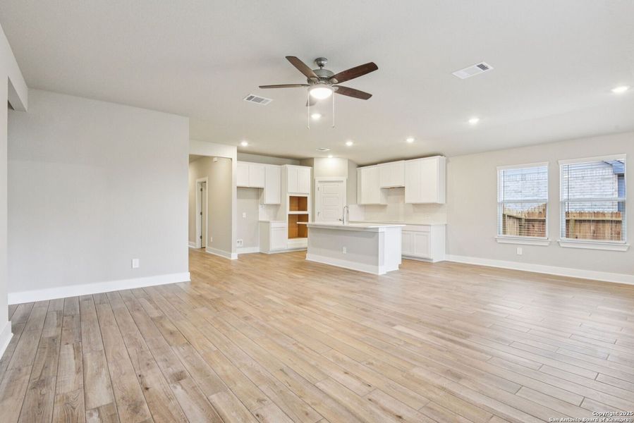 Spacious, unfurnished interior of a new home in Carmel Ranch, Schertz (Image 20).