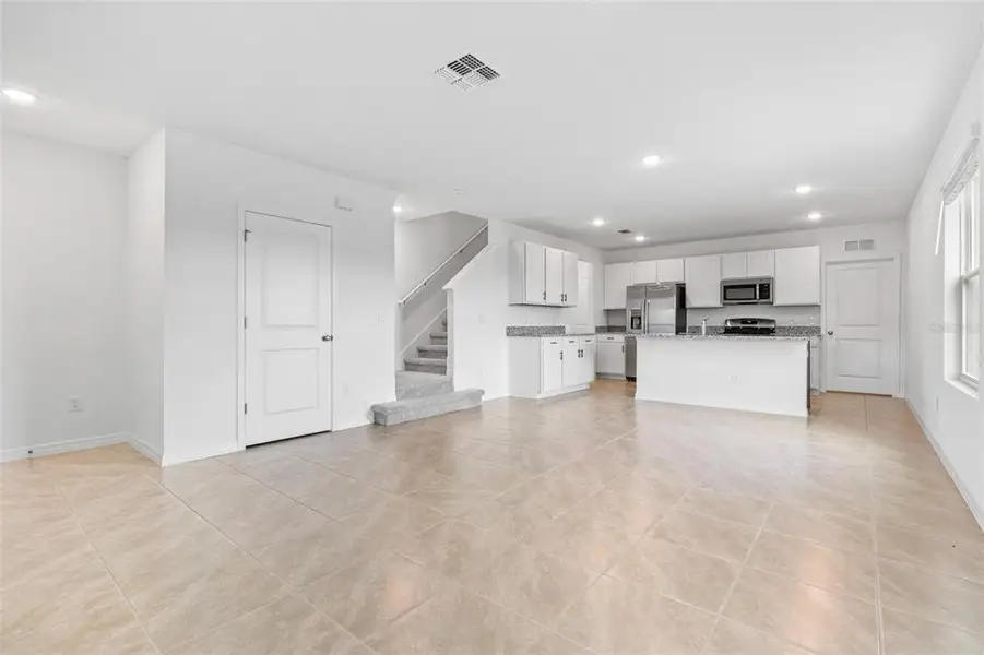 Spacious, unfurnished interior of a new home in , Winter Garden (Image 28).