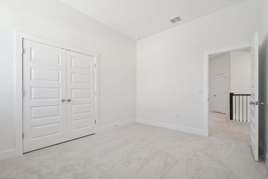 Spacious, unfurnished interior of a new home in Persimmon, Buda (Image 25).