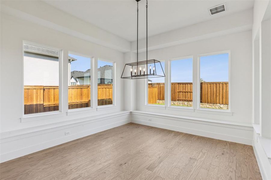 Whether it's grand dinner parties or cozy family meals, this dining room checks all the boxes!