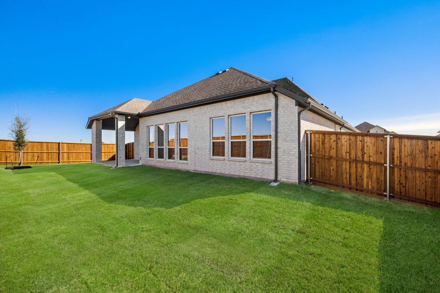 Exterior details and patio area of a home in Myrtle Creek, Waxahachie (Image 3).