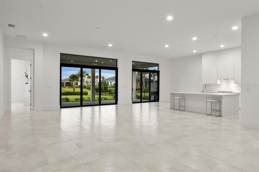 Spacious, unfurnished interior of a new home in , Sarasota (Image 20).