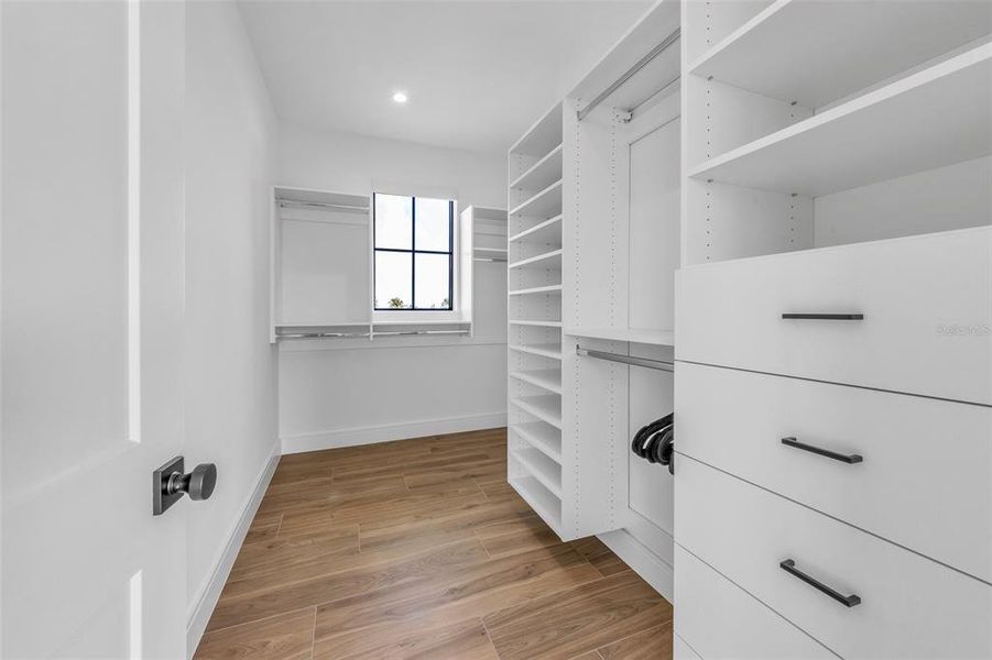 Spacious, unfurnished interior of a new home in , Anna Maria (Image 21).