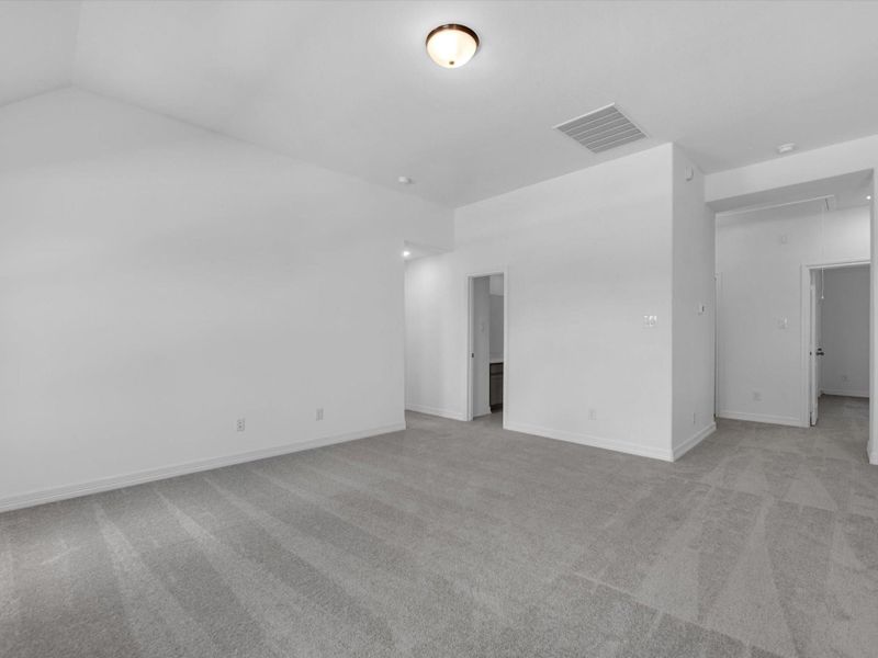 Spacious, unfurnished interior of a new home in Sunterra, Katy (Image 14).