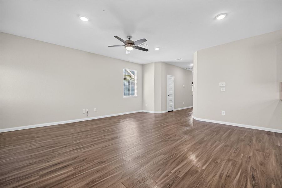 Spacious, unfurnished interior of a new home in River's Edge, Conroe (Image 28). Spacious, unfurnished interior of a new home in River's Edge, Conroe (Image 28).