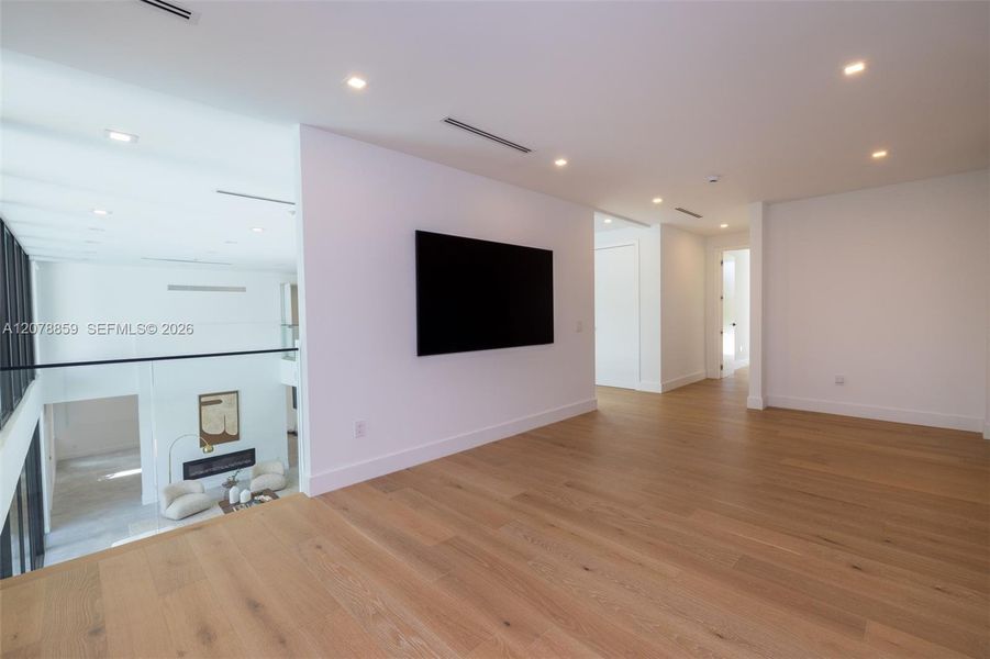 Spacious, unfurnished interior of a new home in , Pinecrest (Image 49).