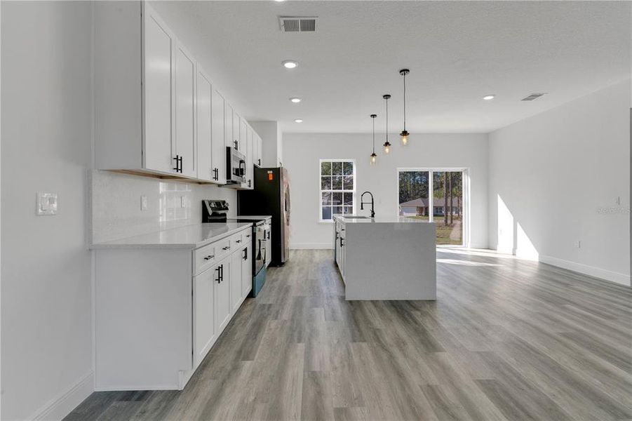 Spacious, unfurnished interior of a new home in , Ocala (Image 11).
