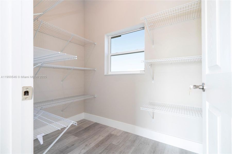 Spacious, unfurnished interior of a new home in , Sebring (Image 19).