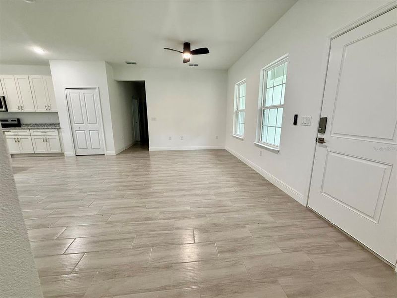 Spacious, unfurnished interior of a new home in , Citrus Springs (Image 27).