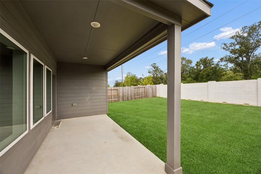 Exterior details and patio area of a home in Saint Tropez, Huffman (Image 16).
