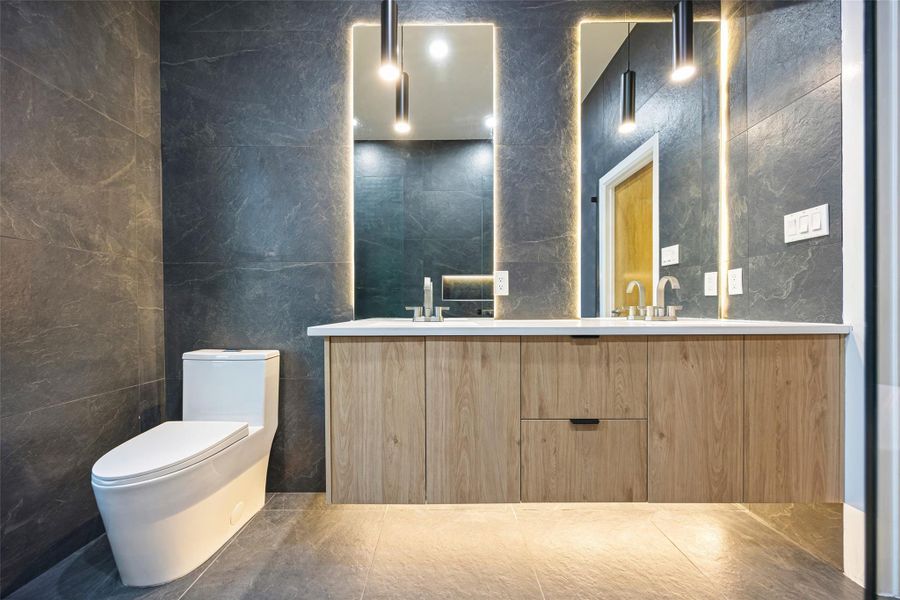 Soaking tub, travertine walls, double sinks — a bath that sells the whole house * Soaking tub, travertine walls, double sinks — a bath that sells the whole house *