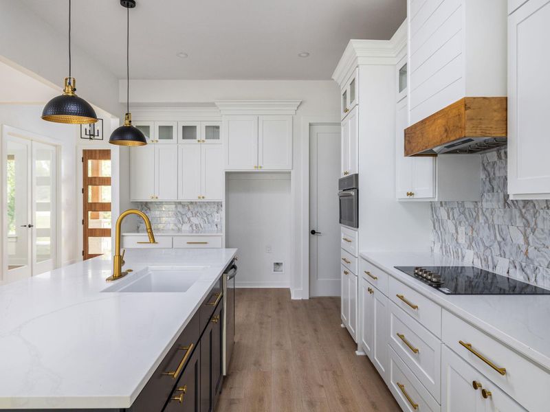 Kitchen with Custom Cabinetry Kitchen with Custom Cabinetry