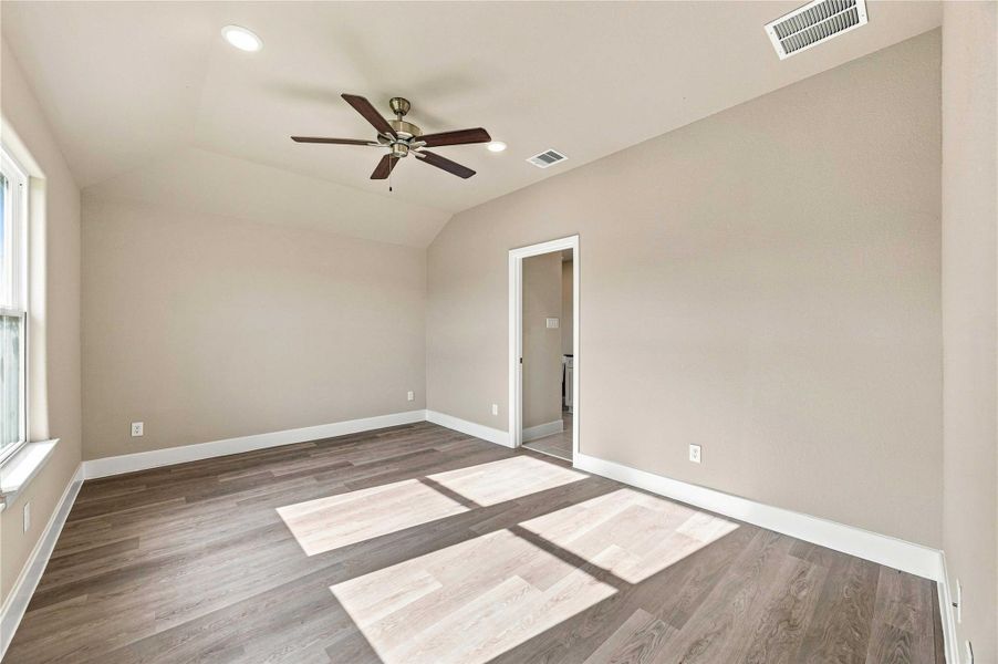 Spacious, unfurnished interior of a new home in Crockett Meadows, Conroe (Image 14).