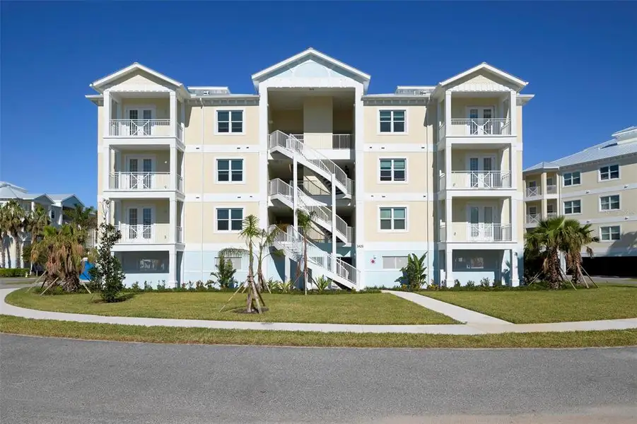 Condo located in Bradenton, FL showcasing its design and architecture (Image 4).