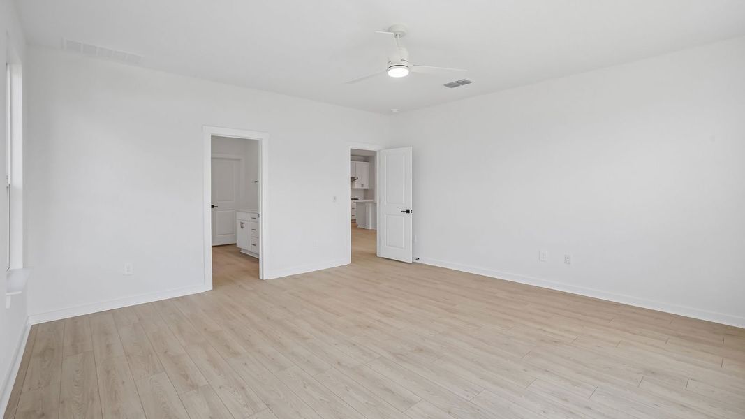 Spacious, unfurnished interior of a new home in Rosenbusch Ranch, Leander (Image 36).