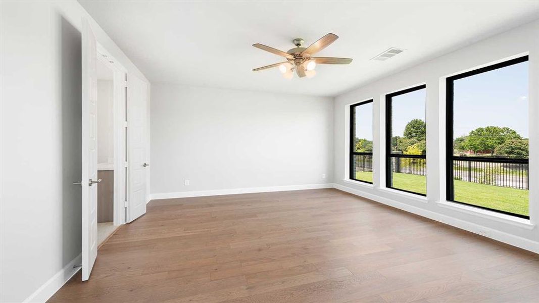 Spacious, unfurnished interior of a new home in Terraces 82'/100', Rockwall (Image 25).