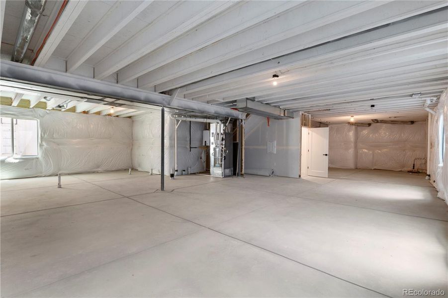 Spacious, unfurnished interior of a new home in Dillon Pointe - Journey, Broomfield (Image 25).