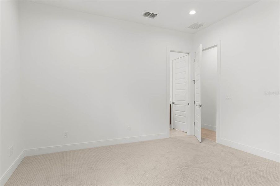 Spacious, unfurnished interior of a new home in , Sanford (Image 37).