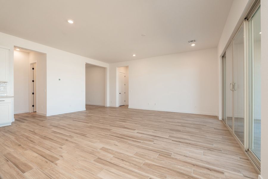 Spacious, unfurnished interior of a new home in Abel Ranch, Goodyear (Image 7).