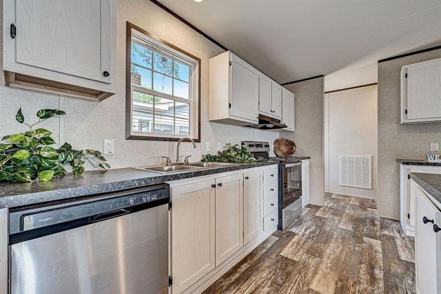 Mfr. Image - No Furn. Mfr. Image - No Furn.