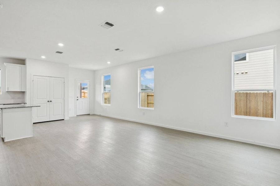 Spacious, unfurnished interior of a new home in Windcress, Cove (Image 29).