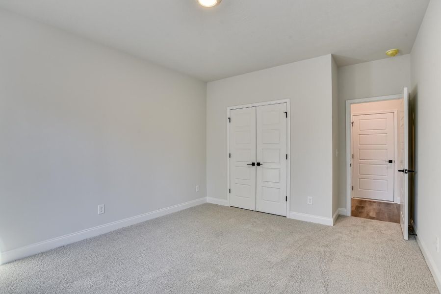 Spacious, unfurnished interior of a new home in , Edgefield (Image 13).