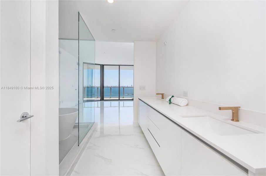 Spacious, unfurnished interior of a new home in Aria Reserve, Miami (Image 37).