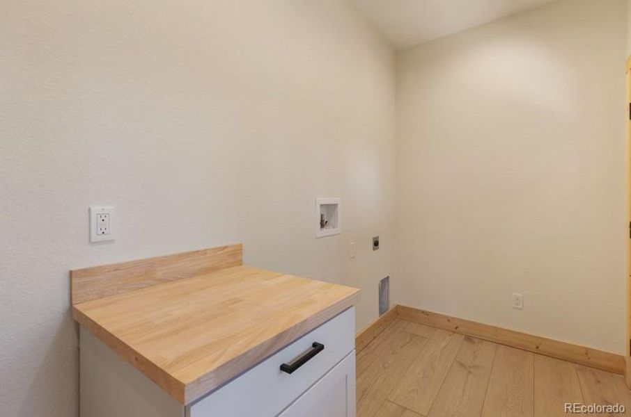 Laundry Room to back Covered Deck