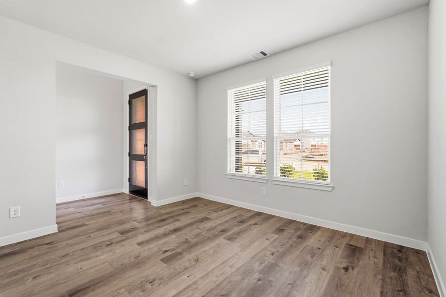 Spacious, unfurnished interior of a new home in Sanford Farms, Waller (Image 14).