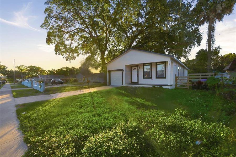 Exterior details and patio area of a home in , Orlando (Image 3).