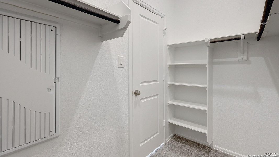 Spacious, unfurnished interior of a new home in Ladera 40', San Antonio (Image 33). Spacious, unfurnished interior of a new home in Ladera 40', San Antonio (Image 33).