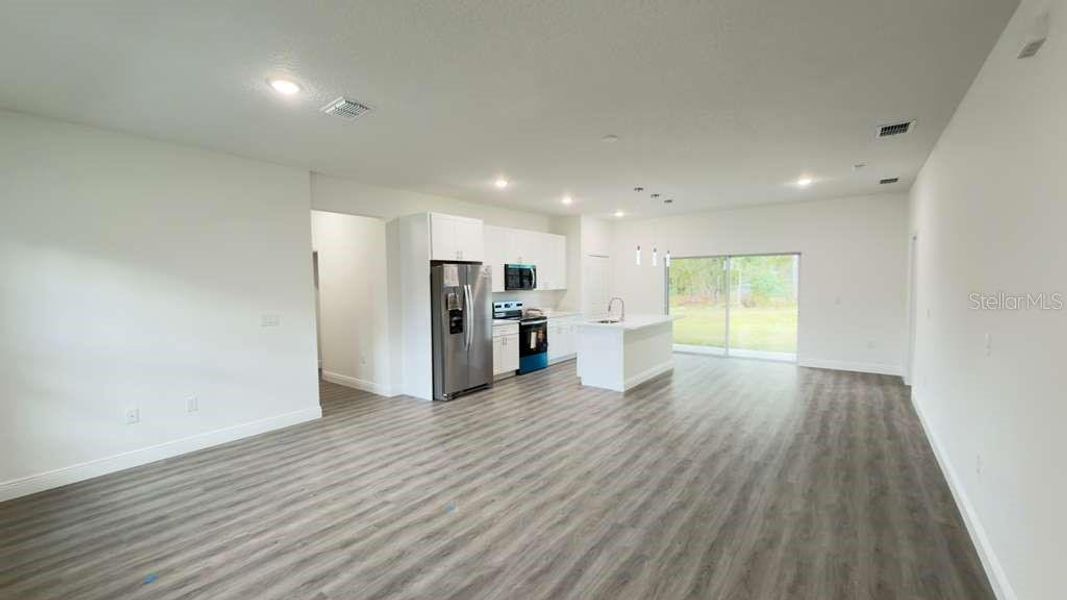 Spacious, unfurnished interior of a new home in , Citrus Springs (Image 10).