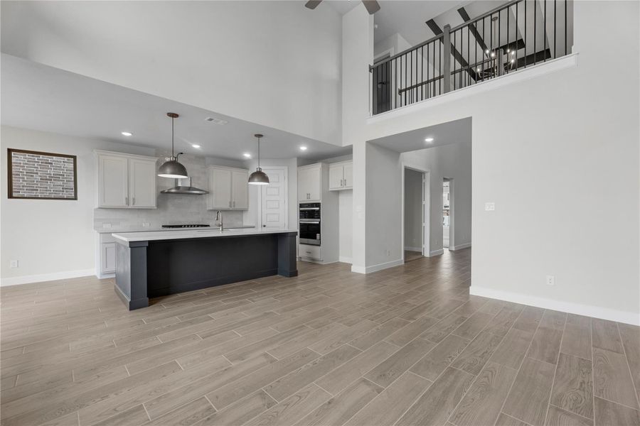 Representative image. Features, selections and colors may vary. Representative image. Features, selections and colors may vary.