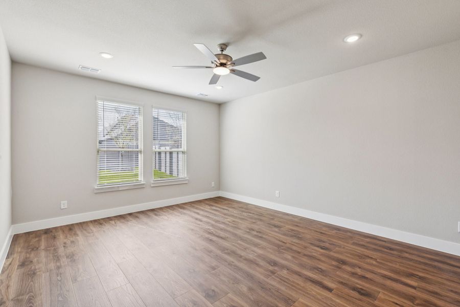 Spacious, unfurnished interior of a new home in Painted Tree Woodland West, McKinney (Image 26).