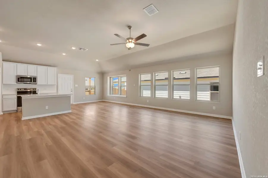 Spacious, unfurnished interior of a new home in Greenspoint Heights, Seguin (Image 20).