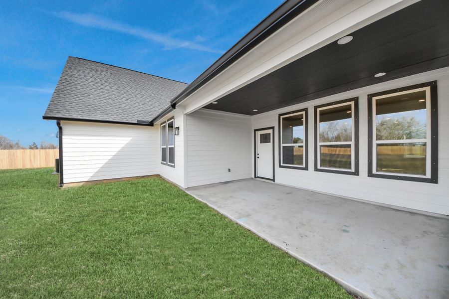 Exterior details and patio area of a home in , Rosharon (Image 28).
