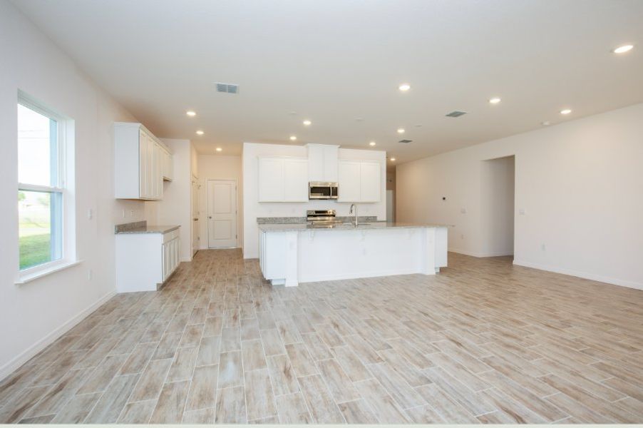 Spacious, unfurnished interior of a new home in Cape Coral, Cape Coral (Image 12).