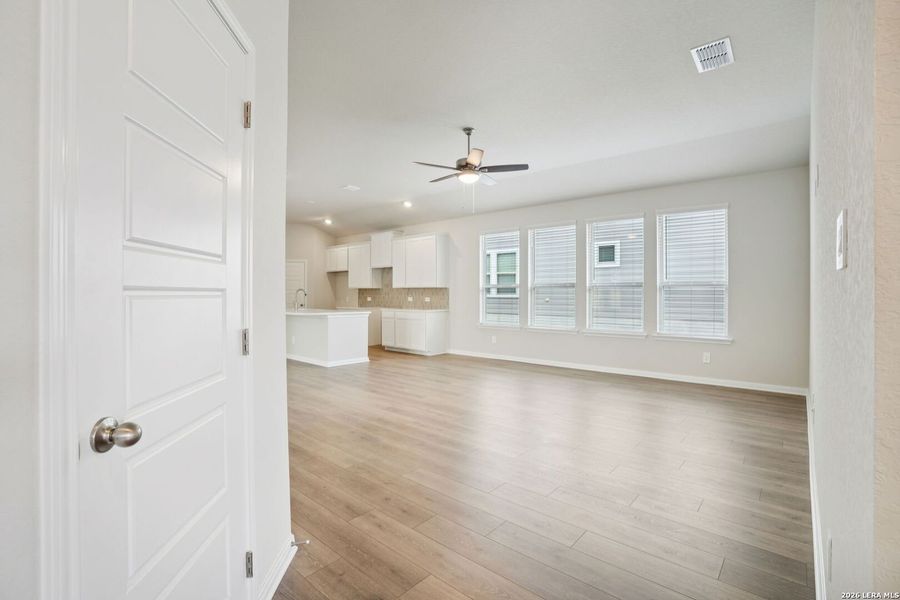 Spacious, unfurnished interior of a new home in Royal Crest, San Antonio (Image 13).